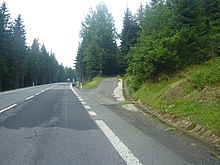 Z hlavn� silnice odbo��me v pravo