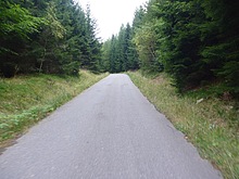 Stoup�n� vede po asfaltov� cest�