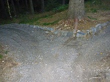 Jedeme v levo, odtud u� m��eme potkat cyklisty i v opa�n�m sm�ru